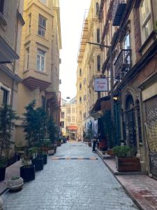 een lege straat in een stad met gebouwen bij Botter Dream House in Istanbul