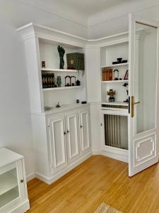 Kuchyňa alebo kuchynka v ubytovaní GRAND Appartement 85m2 centre ville de BIARRITZ 6 pers