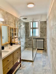 een badkamer met een douche en een wastafel bij GRAND Appartement 85m2 centre ville de BIARRITZ 6 pers in Biarritz