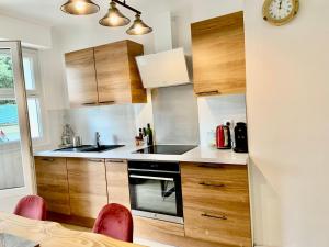 Kuchyňa alebo kuchynka v ubytovaní GRAND Appartement 85m2 centre ville de BIARRITZ 6 pers