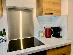 Kuchyňa alebo kuchynka v ubytovaní GRAND Appartement 85m2 centre ville de BIARRITZ 6 pers