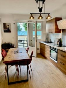 Kuchyňa alebo kuchynka v ubytovaní GRAND Appartement 85m2 centre ville de BIARRITZ 6 pers