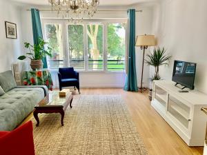 a living room with a couch and a tv at GRAND Appartement 85m2 centre ville de BIARRITZ 6 pers in Biarritz