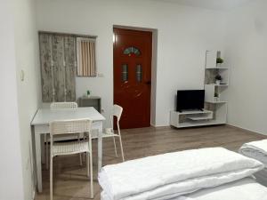 Μια τηλεόραση ή/και κέντρο ψυχαγωγίας στο Room Click inn