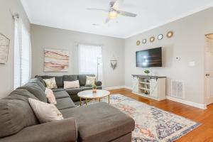 ダーラムにある*Lux Modern Townhome * Downtown* King Beds * Duke*のソファとテレビのあるリビングルーム