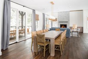 Un comedor y una sala de estar con mesa y sillas. en Spanish Peaks - Highlands Cabin 19, en Big Sky 32 fotos más