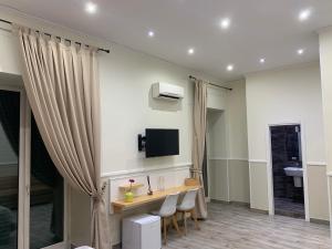 Telewizja i/lub zestaw kina domowego w obiekcie Parthenope Rooms