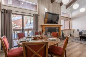 una sala da pranzo con tavolo e camino di Mammoth Ski and Racquet 71 a Mammoth Lakes