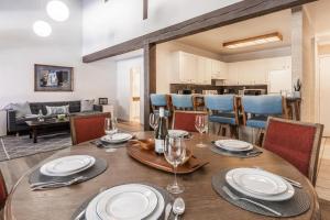 una sala da pranzo con tavolo e sedie in legno di Mammoth Ski and Racquet 71 a Mammoth Lakes