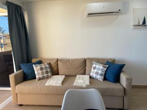 Posezení v ubytování SAN AGUSTIN SEAVIEW BLUE APARTMENT