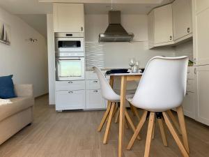 Kuchyň nebo kuchyňský kout v ubytování SAN AGUSTIN SEAVIEW BLUE APARTMENT
