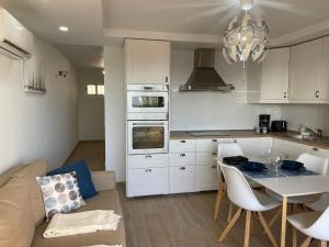 Kuchyň nebo kuchyňský kout v ubytování SAN AGUSTIN SEAVIEW BLUE APARTMENT