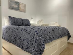 Postel nebo postele na pokoji v ubytování SAN AGUSTIN SEAVIEW BLUE APARTMENT