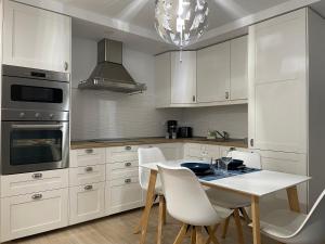 Kuchyň nebo kuchyňský kout v ubytování SAN AGUSTIN SEAVIEW BLUE APARTMENT