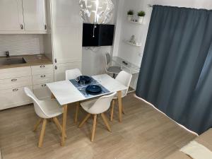 Kuchyň nebo kuchyňský kout v ubytování SAN AGUSTIN SEAVIEW BLUE APARTMENT