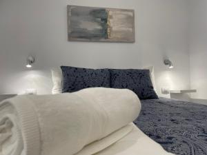 Postel nebo postele na pokoji v ubytování SAN AGUSTIN SEAVIEW BLUE APARTMENT