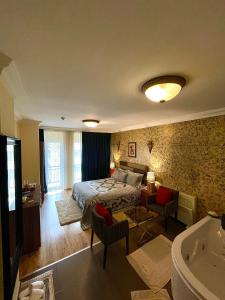 sypialnia z łóżkiem i wanną w pokoju w obiekcie HOTEL LYBETEN w mieście Ferizaj (Uroševac)