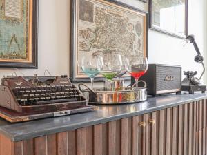 an old typewriter and two glasses of wine on a counter at The Old Smokehouse in St Austell