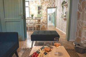 ein Wohnzimmer mit einem Tisch und 2 Gläsern Wein in der Unterkunft locanta in Ioannina