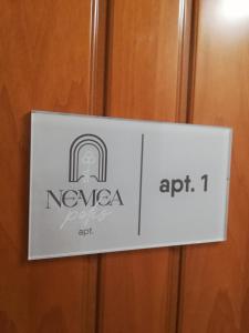 a sign on the door of an elevator at Nemeapolis 1 apt in Neméa