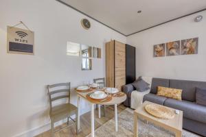 uma sala de estar com um sofá e uma mesa em LE NID DOUILLET : PARIS proche-Cozy-Netflix em Montmagny