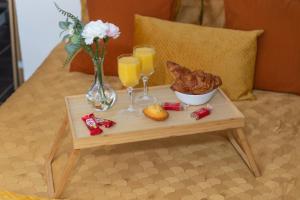 uma mesa com dois copos de sumo de laranja e uma tigela de comida em LE NID DOUILLET : PARIS proche-Cozy-Netflix em Montmagny