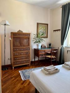 Schlafzimmer mit einem Schreibtisch, einer Kommode und einem Bett in der Unterkunft Casa Vacanze Seahorse in Salerno