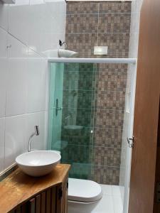 Ett badrum på Casa com 3 suítes à 500m da praia em Ilhabela