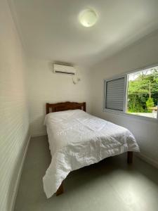 Säng eller sängar i ett rum på Casa com 3 suítes à 500m da praia em Ilhabela