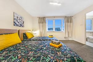 ein Schlafzimmer mit einem Bett mit einem Teddybär drauf in der Unterkunft Bannermill Place Apartments - Grampian Lettings Ltd in Aberdeen