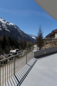 een balkon van een huis met uitzicht op een berg bij Alpenblick Nr 2 in Campo Tures