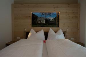2 camas con almohadas blancas en un dormitorio en Alpenblick Nr 2 en Campo Tures