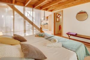 ein Schlafzimmer mit einem großen Bett mit Kissen darauf in der Unterkunft Calheta Lofts ii in Calheta