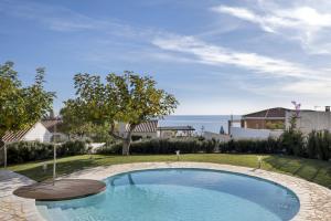 uma piscina no quintal de uma casa em Villa Jacaranda em Chilches