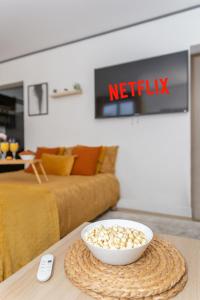uma tigela de pipocas sentada numa mesa na sala de estar em LE NID DOUILLET : PARIS proche-Cozy-Netflix em Montmagny
