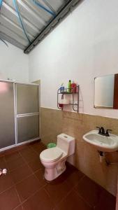 y baño con aseo y lavamanos. en Casa de la Luna, Juayúa., en Juayúa