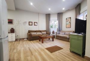 - un salon avec un canapé et une table dans l'établissement APARTAMENTOS SANLUCAR CASA C, à Sanlúcar de Barrameda