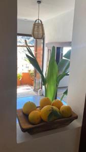 a plate of lemons on a table with a plant at Casa Moni con Vistas al Mar in Playa de Santiago