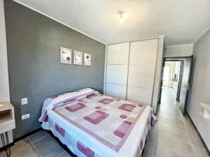 1 dormitorio pequeño con 1 cama en una habitación en Berenice III Apartamentos en Villa Carlos Paz