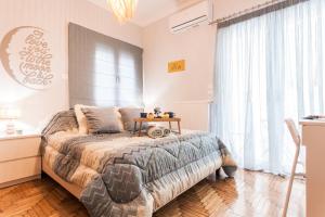 Un dormitorio con una cama con una mesa. en Luxury seaside apartment in Flisvos Palaio Faliro, en Atenas