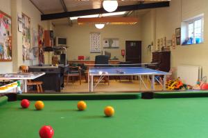 una stanza con un tavolo da biliardo e delle palle sopra di Barnwell Farm Cottages Corn cottage a Greyabbey