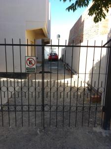 une clôture noire sans panneau de stationnement dans l'établissement Alquiler por día Choele Choel 1, à Choele Choel