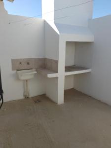 Cette chambre blanche dispose d'un lavabo et de toilettes. dans l'établissement Alquiler por día Choele Choel 1, à Choele Choel