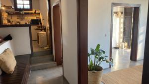 ein Wohnzimmer mit einer Treppe und einer Pflanze in der Unterkunft Casa Moni Ferienwohnung mit Meerblick in Playa de Santiago