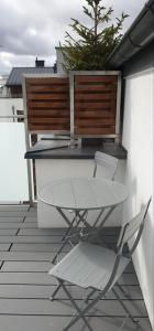 een tafel en een stoel op een balkon bij Patio Glamour in Koszalin