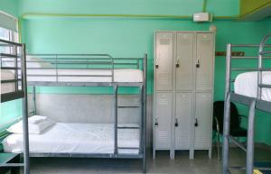 Letto o letti a castello in una camera di Conturce Hostel