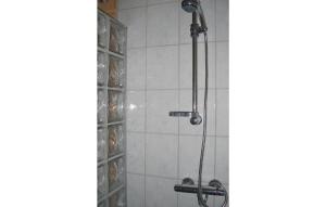 y baño con ducha con cabezal de ducha. en Awesome Home In Lom With Wifi, en Frisvoll