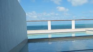een zwembad met uitzicht op de oceaan bij La Suite Praia Hotel in Caucaia