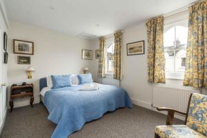En eller flere senge i et værelse på Charming 2BD Garden House - Hammersmith