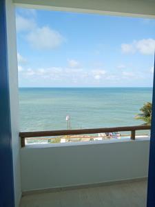 uma vista para o oceano a partir de uma varanda em La Suite Praia Hotel em Caucaia